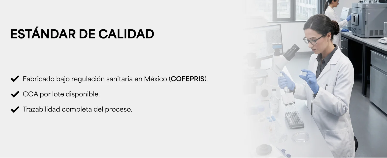 Estándar de calidad: Fabricado bajo regulación sanitaria en México (COFEPRIS). Científica con bata y guantes trabajando en un laboratorio.