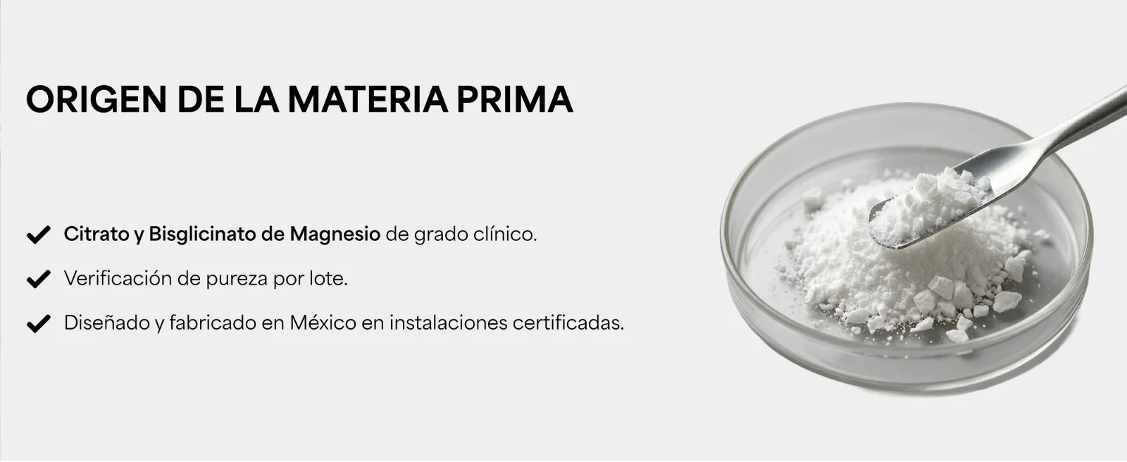 Origen de la materia prima: Citrato y Bisglicinato de Magnesio · Diseñado y fabricado en México. Polvo blanco en una caja de Petri con una espátula.